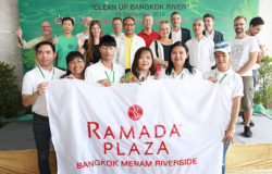 Volunteer on Clean Up Bangkok River