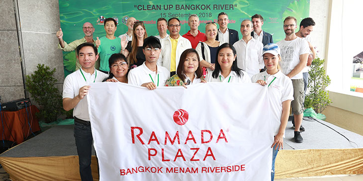 Volunteer on Clean Up Bangkok River